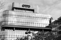 Deine Weekly News: Hoher Umsatz bei der Otto Group, der Online-Handel wächst zweistellig und Händler bieten Kunden mehr Bezahlarten.